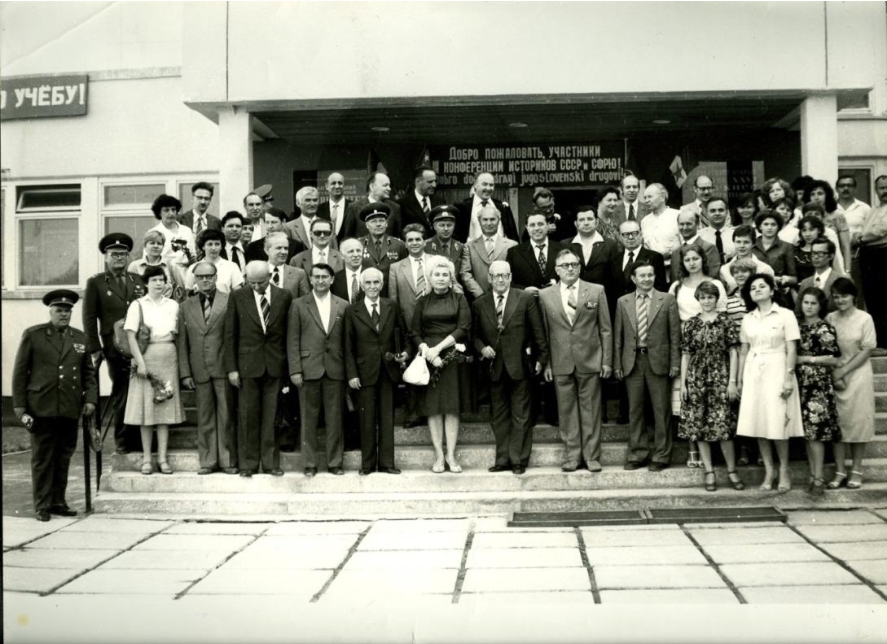 Участники конференции на ступенях университета. В первом ряду - Загорулько М.М. (шестой справа), студенты-историки Короткова Л.      и Мкртчан М. (соответственно четвёртая и третья  справа)
Фото из музея ВолГУ



